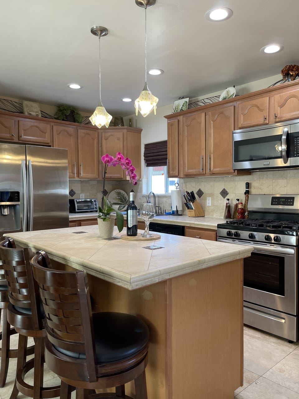 Fully Equipped kitchen w/Lg. & Sm. Appliances  30 cu.Fridge spices& Baking items