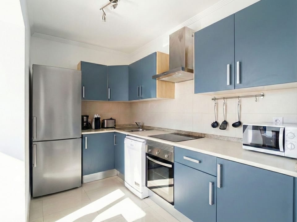 Marine inspiration: beautiful modern kitchen with blue cabinets and fully equipped.