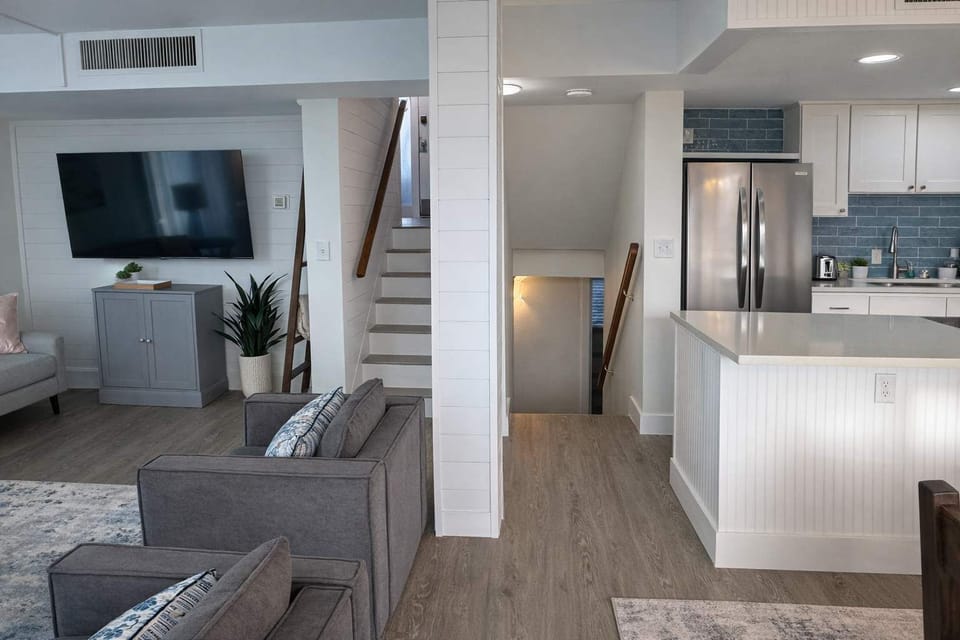 Stairwells - to Foyer (Up) & Bedrooms (Down)