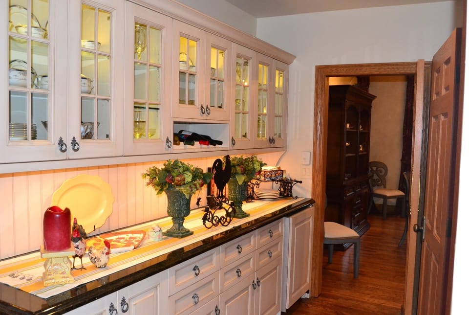 Butlers pantry next to formal dining