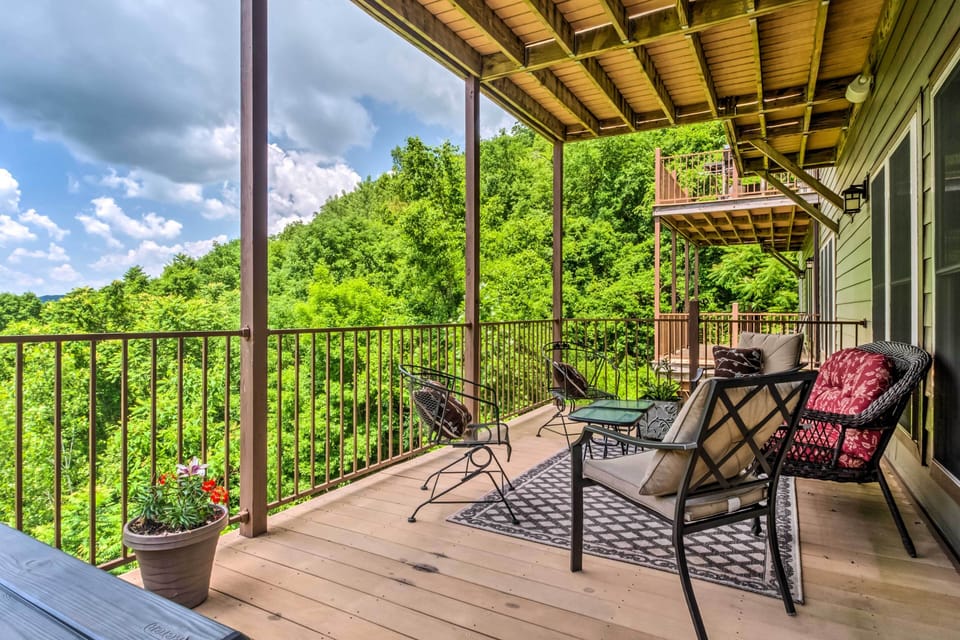 Silver Point Vacation Rental | 2BR | 1BA | 4 Stairs Required to Enter