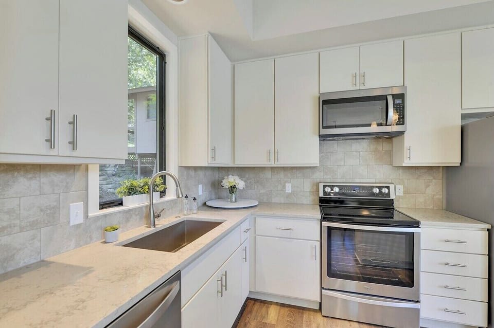 Kitchen - Walker Luxury Vacation Rentals