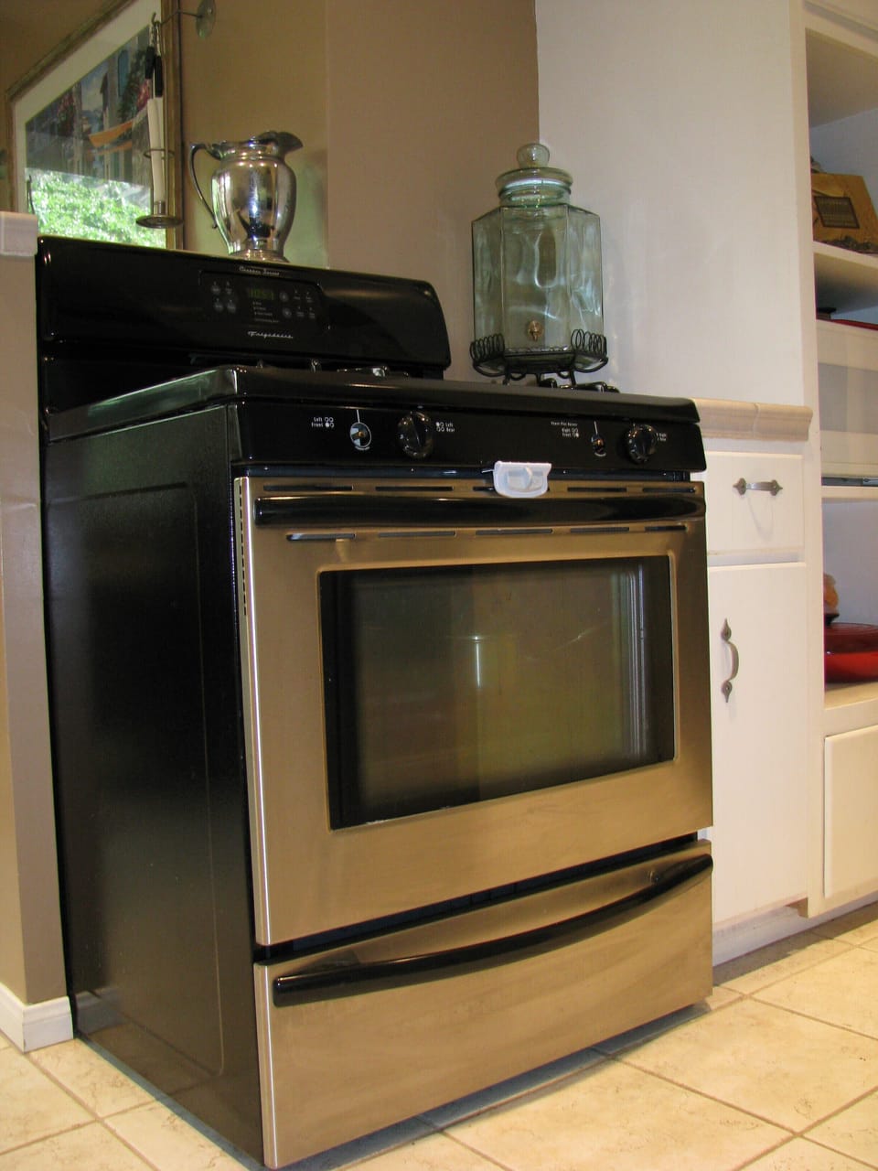 Kitchen Features Stainless Steel Appliances: Oven/Range, Fridge & Dishwasher!
