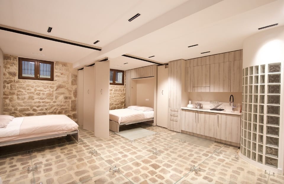 From the living-room, view of the 2 bedrooms.
