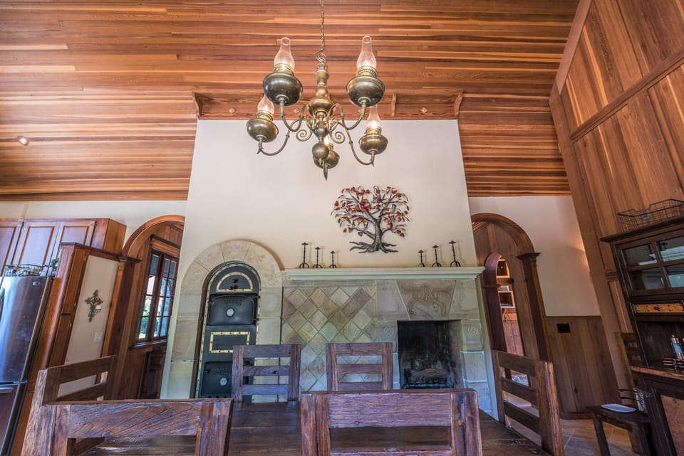 CARMEL RENAISSANCE VILLA WITH POOL AND HOT TUB