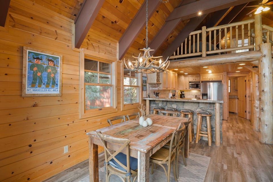 Dining for six with a breakfast bar for four