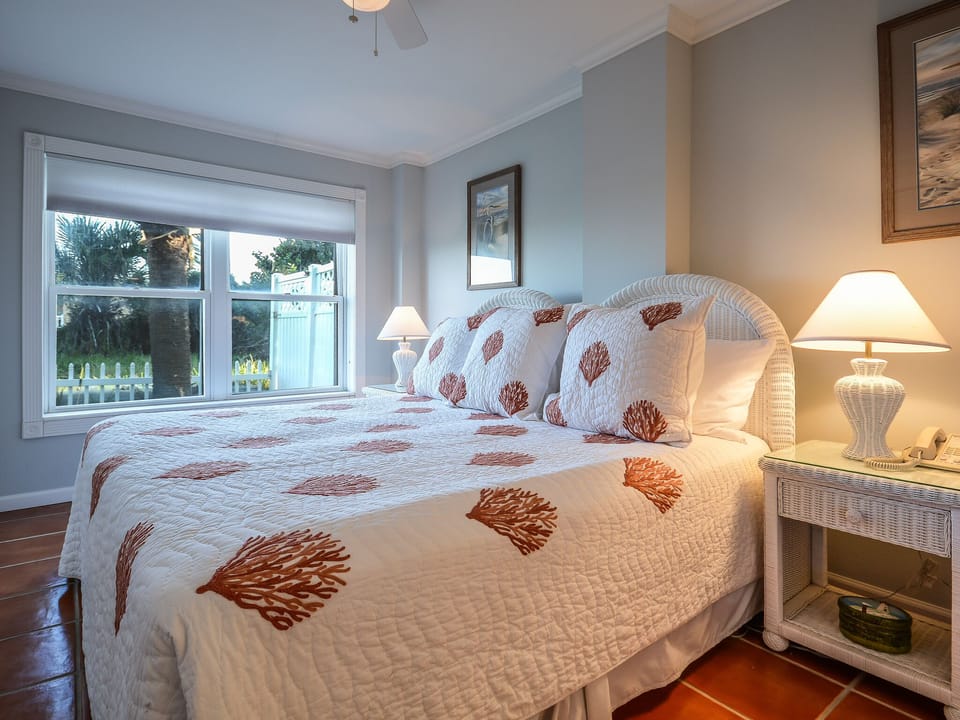 Downstairs, ocean view bedroom with king size bed(2 twins pushed together) and flat screen TV.