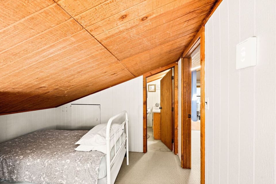 Loft bedroom single bed