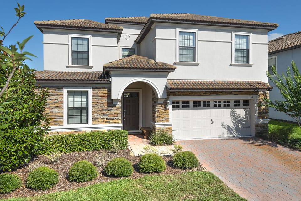 This beautiful 8 bed villa has an amazing location near the clubhouse