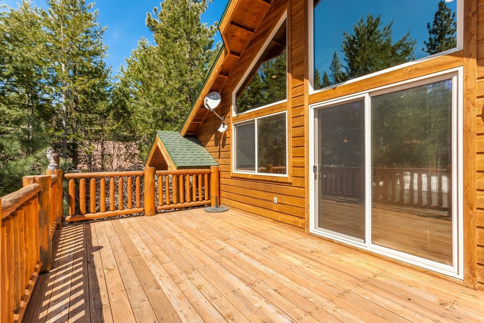 Front deck w large slider - deck furniture not pictured