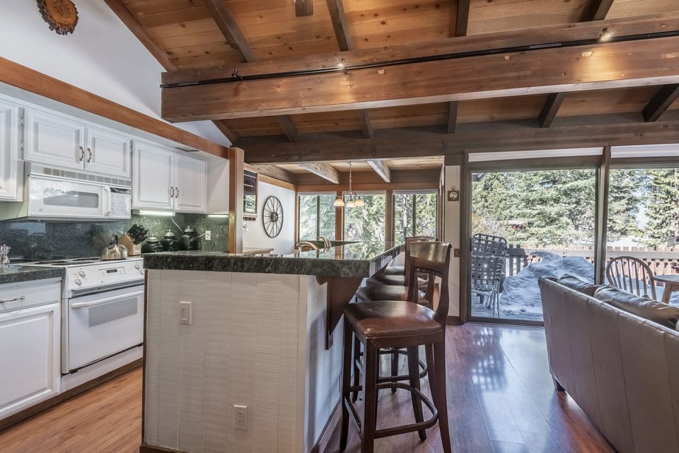 Breakfast bar with seating for 4