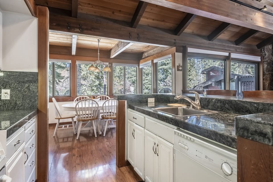 Bright kitchen w/granite countertops