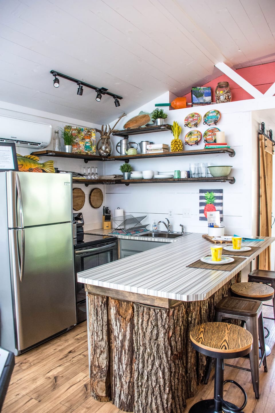 Fully equipped kitchen, minus the dishwasher.  You have to be the dishwasher!