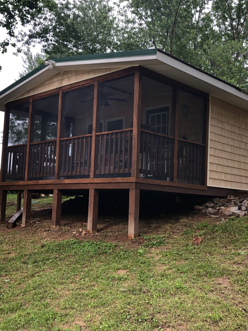 Relax on the screened patio while taking in the views of the Shenandoah River!!