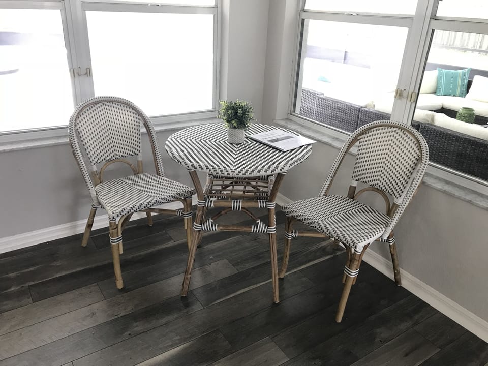 Small sitting area off the kitchen area