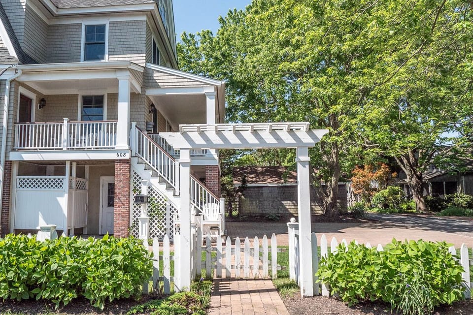 Side entrance thru arbor.