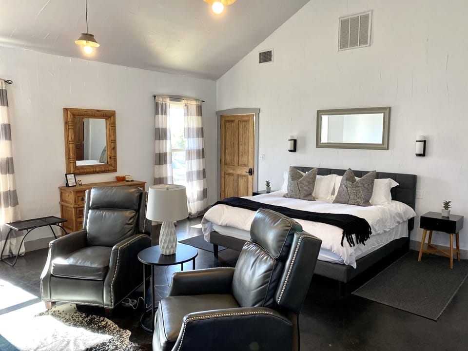 Suite 2 King bed