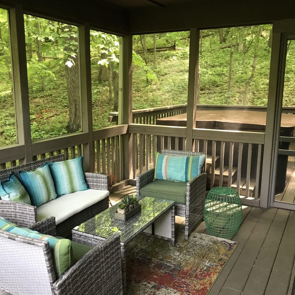 Outdoor 3 Seasons Room & Deck w/ Hot Tub