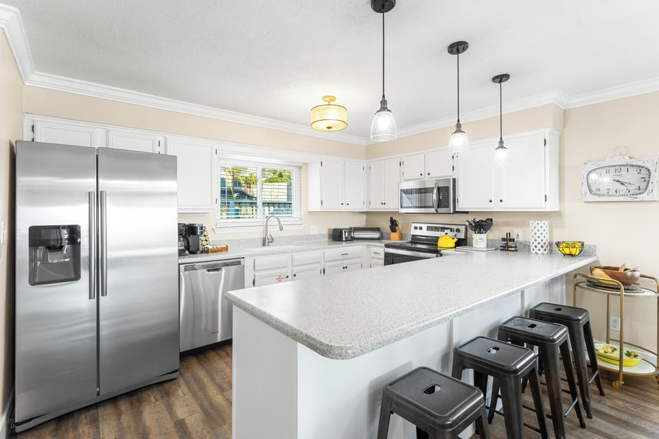 Stainless steel appliances and a breakfast bar? Now that's chef's kiss!