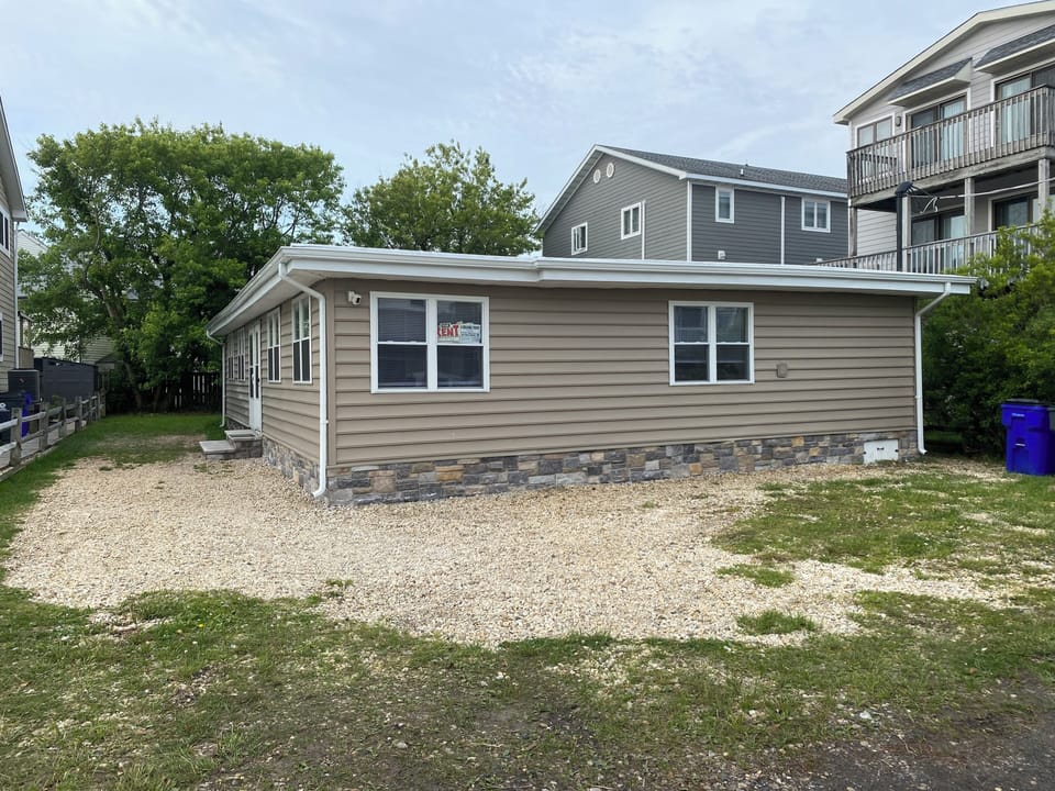 Property with 2 units. This listing is for front house