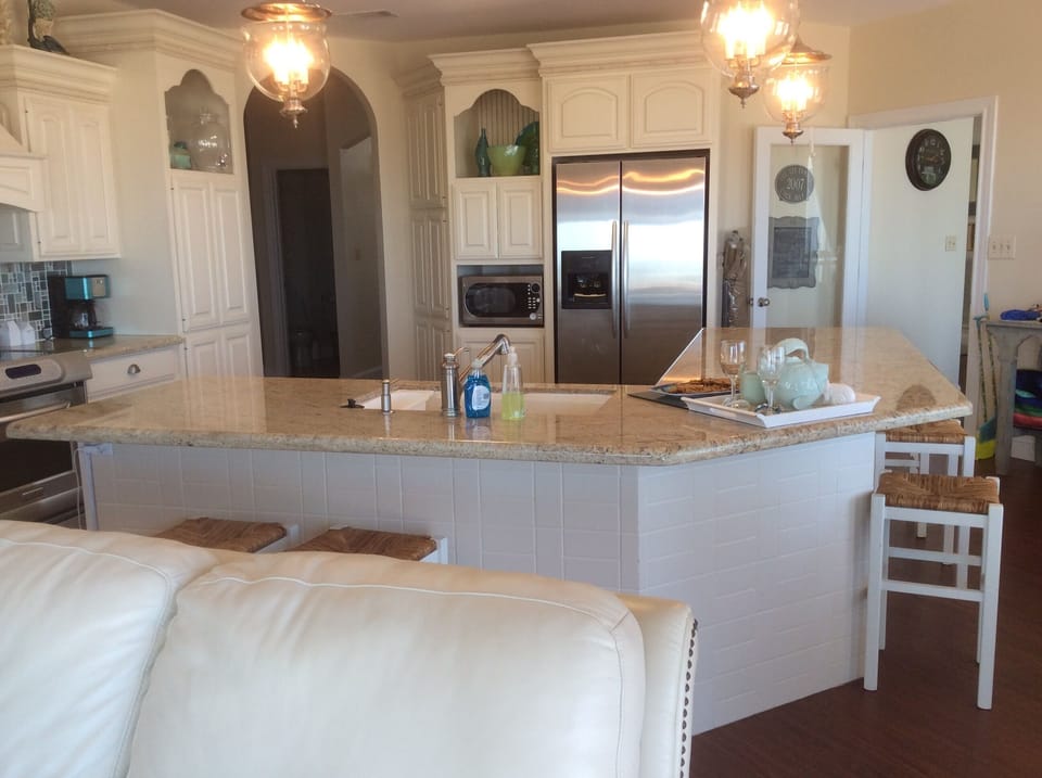 Well equipped Kitchen with counter seating 