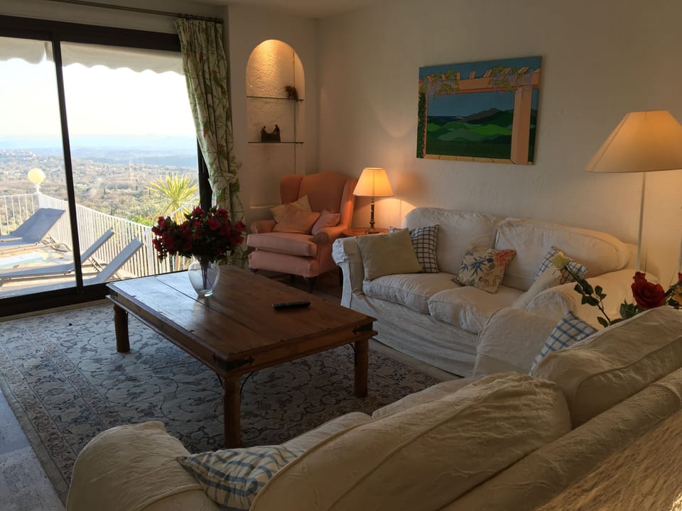 living room (west wing)