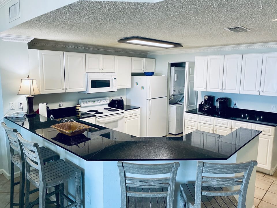 Kitchen w/ spacious kitchen and granite countertops 