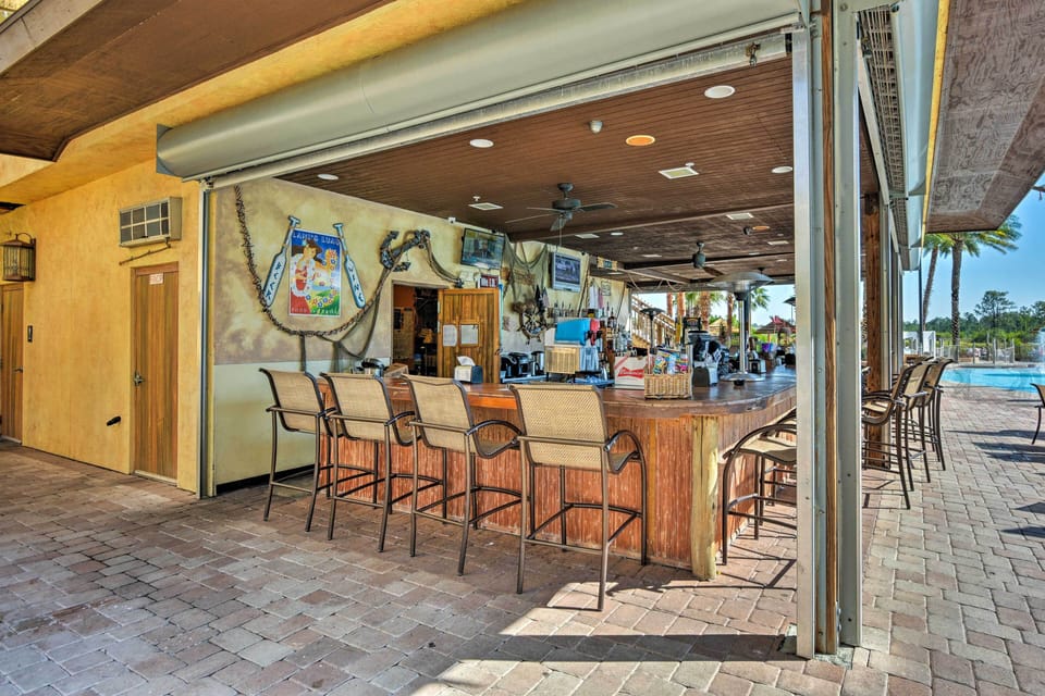 Community Amenities | Tiki Bar