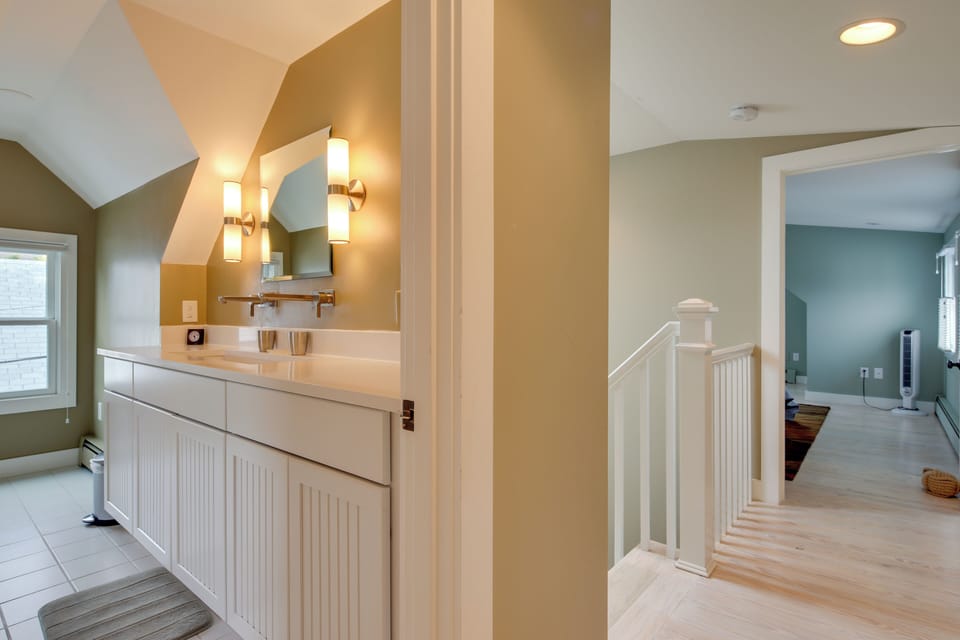 Full Bathroom | 3rd Floor | Shower/Tub Combo