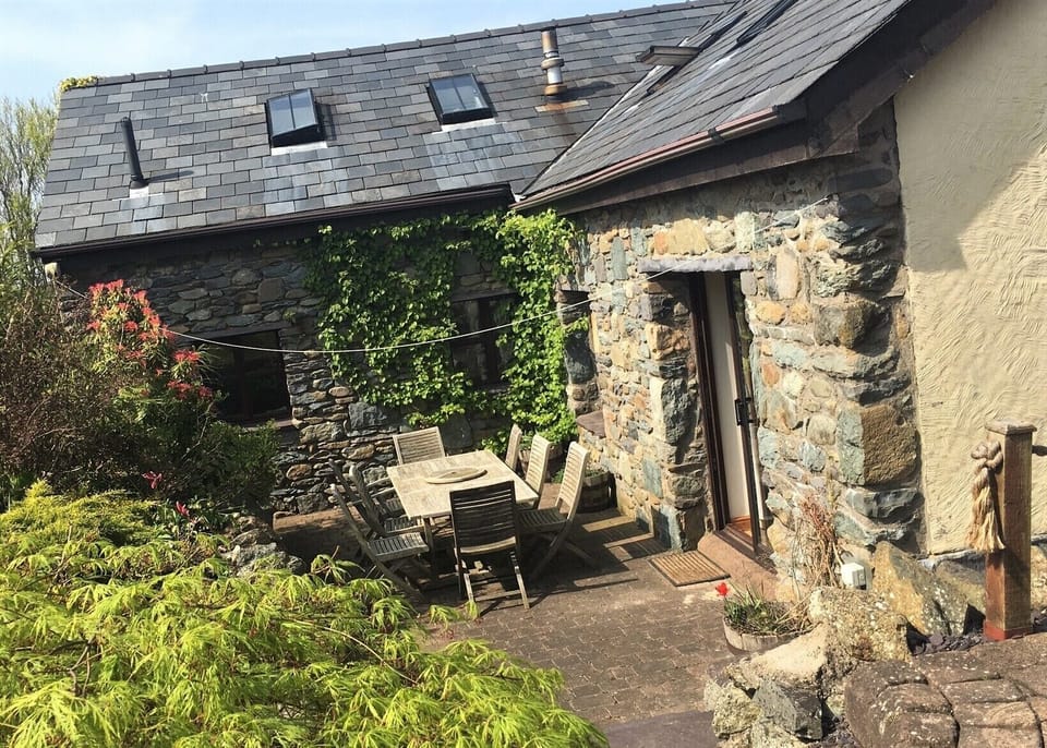 Private outdoor dining at the back of the cottage. 