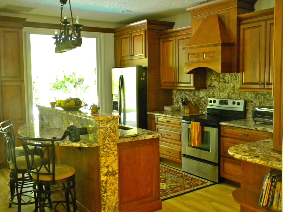 Kitchen, fully equipped with appliances and utensils