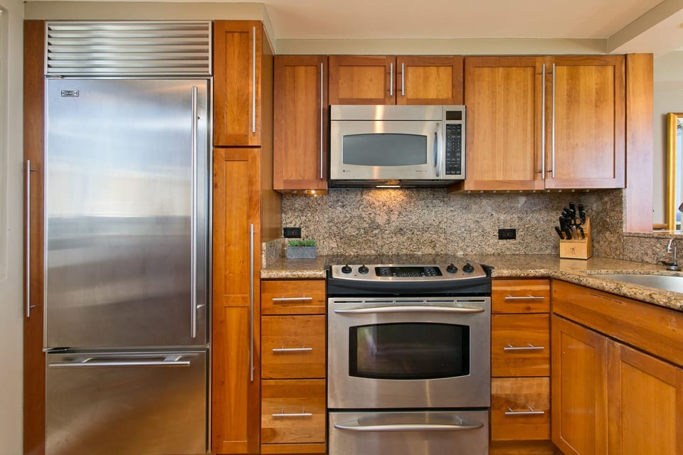 Stainless oven with microwave, four stove top, warming tray. Full Fridge/Freezer