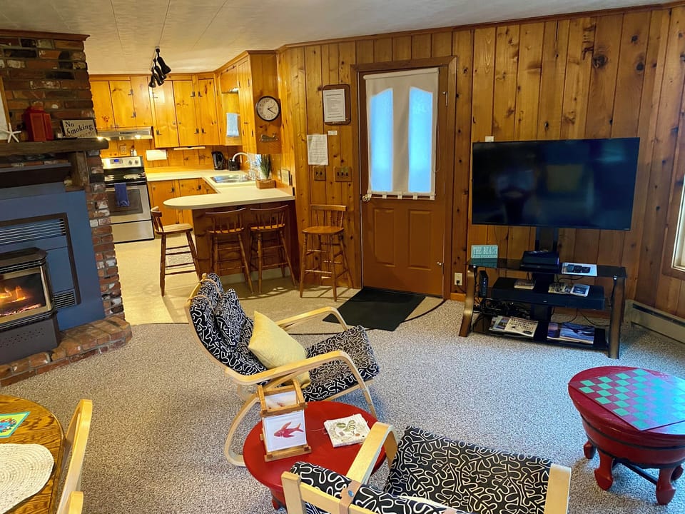Large flatscreen TV, for your viewing pleasure!