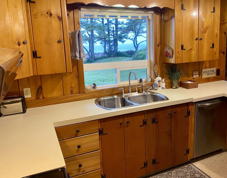 No problem getting the dishes done, with that view right out the kitchen window!