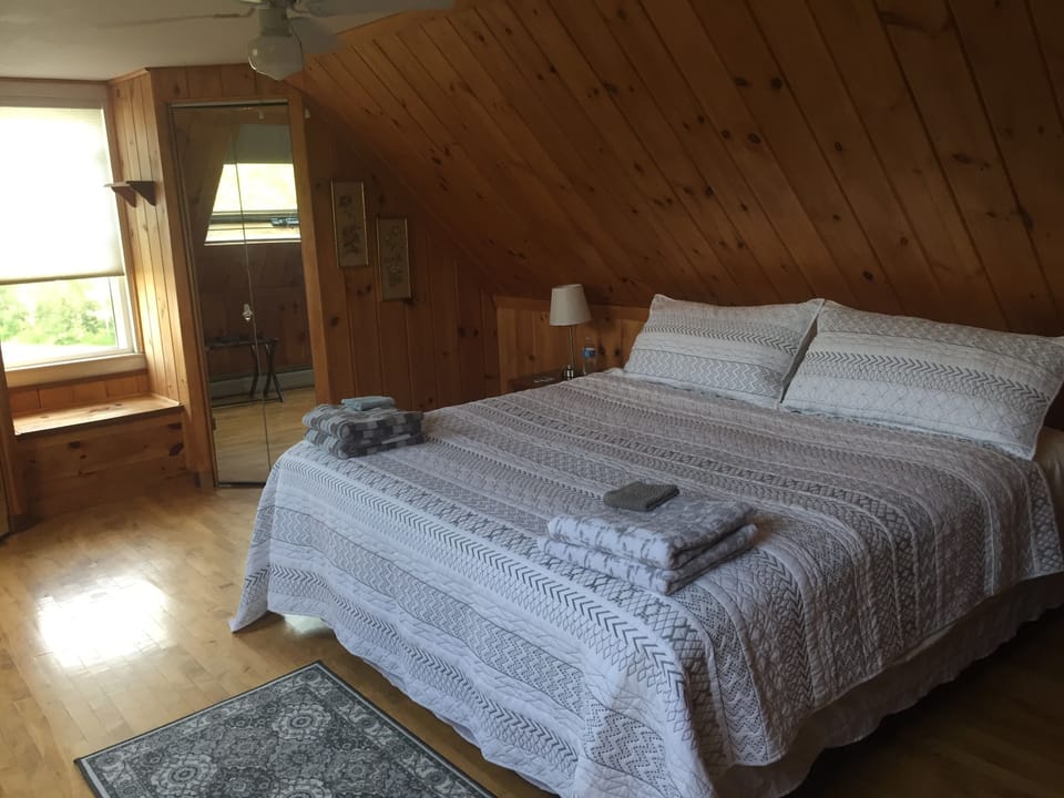 Master bedroom, king bed