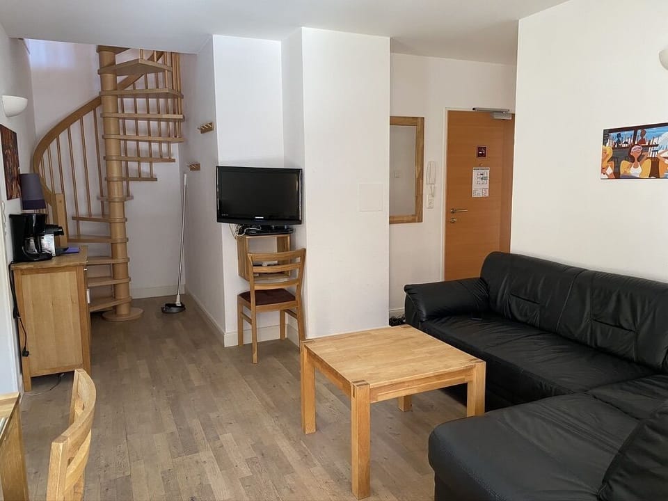 Entrance and living space. The sofa can be converted to a double bed