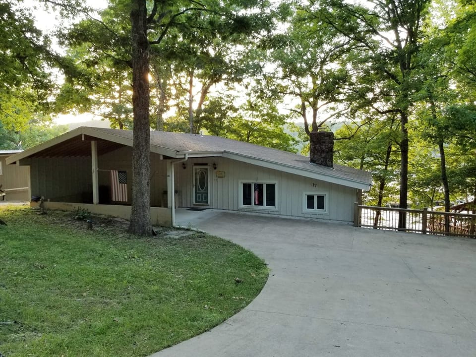 Lake front Cottage, private dock. Centrally located in Camdenton. 
