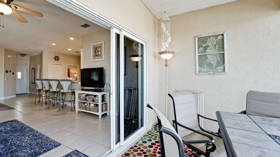 Screened Patio to Living Area