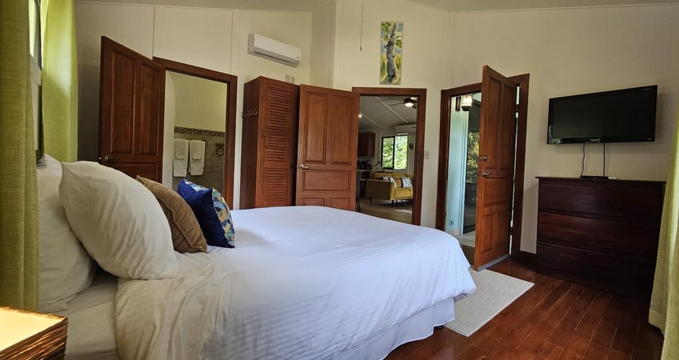 Casa Macaw Jungle Cabin w/ Private Pool & AC (1995)
