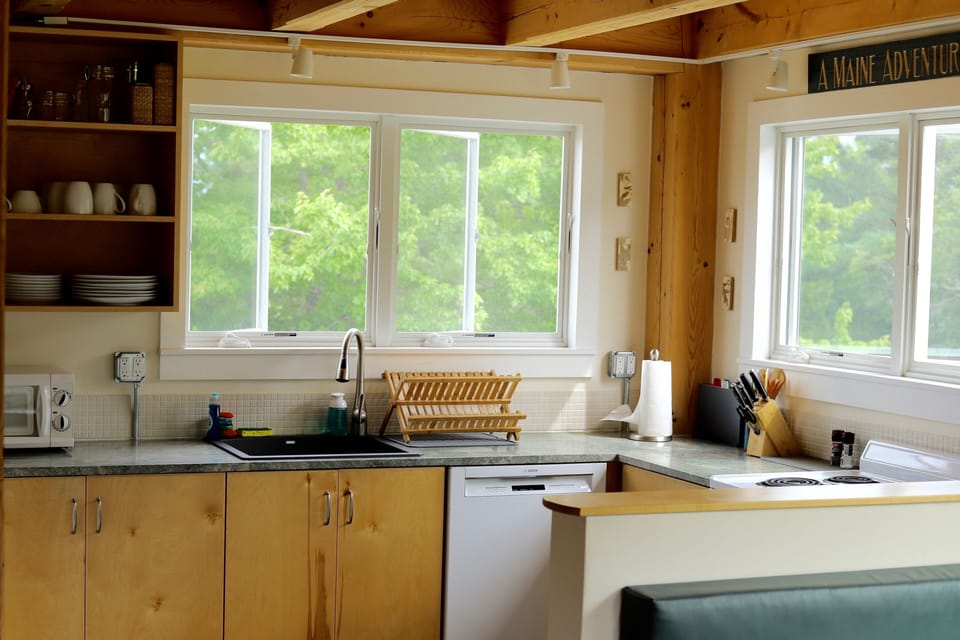 Fully equipped kitchen with granite counters. 