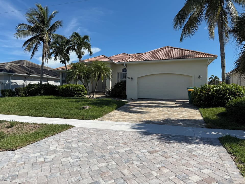 House located at the quiet cul-de-sac, 3-minute walk to restaurants.