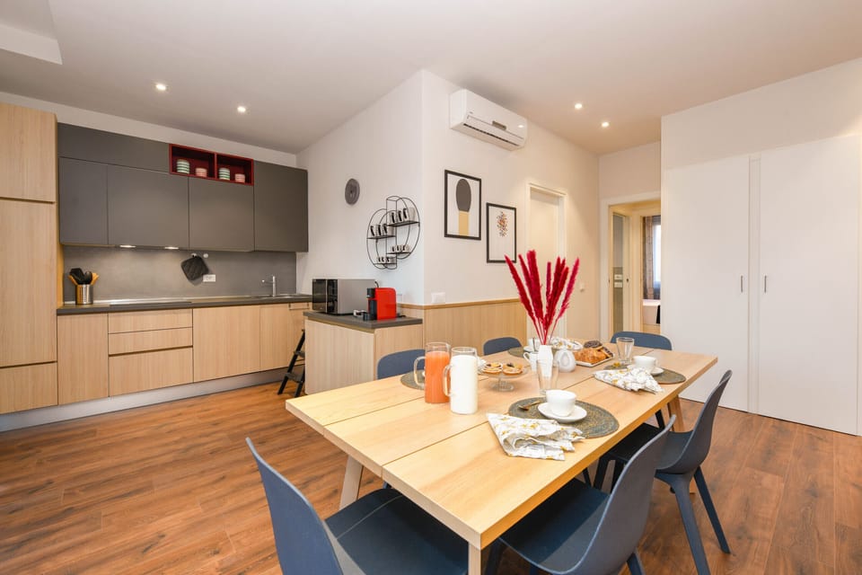 Modern kitchen at A Casa di Giovanna, Desenzano. Marriott standard (2025). Stay 6+ nights and get a free train ticket to Venice! Functionality and design on Lake Garda.