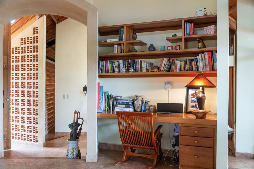 House has a nicely curated collection of English language fiction/non-fiction and several books relative to Costa Rican culture, flora, fauna & travel guides. Also, nice variety of board games. High-speed WiFi/internet,  “super charger” usb station. 

