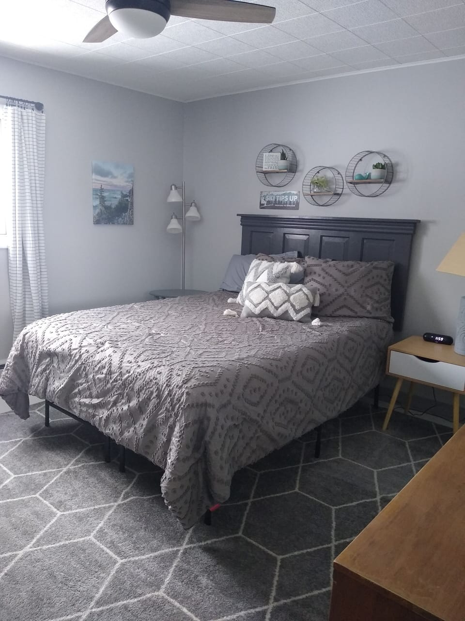 queen bed in the bedroom