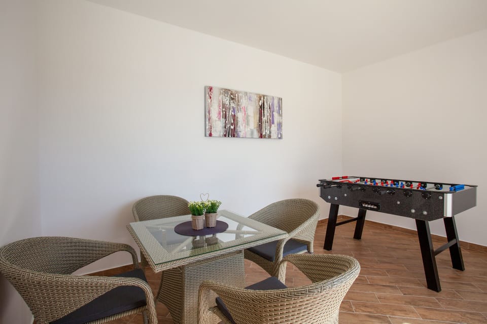 PLAYROOM ON THE POOL TERRACE