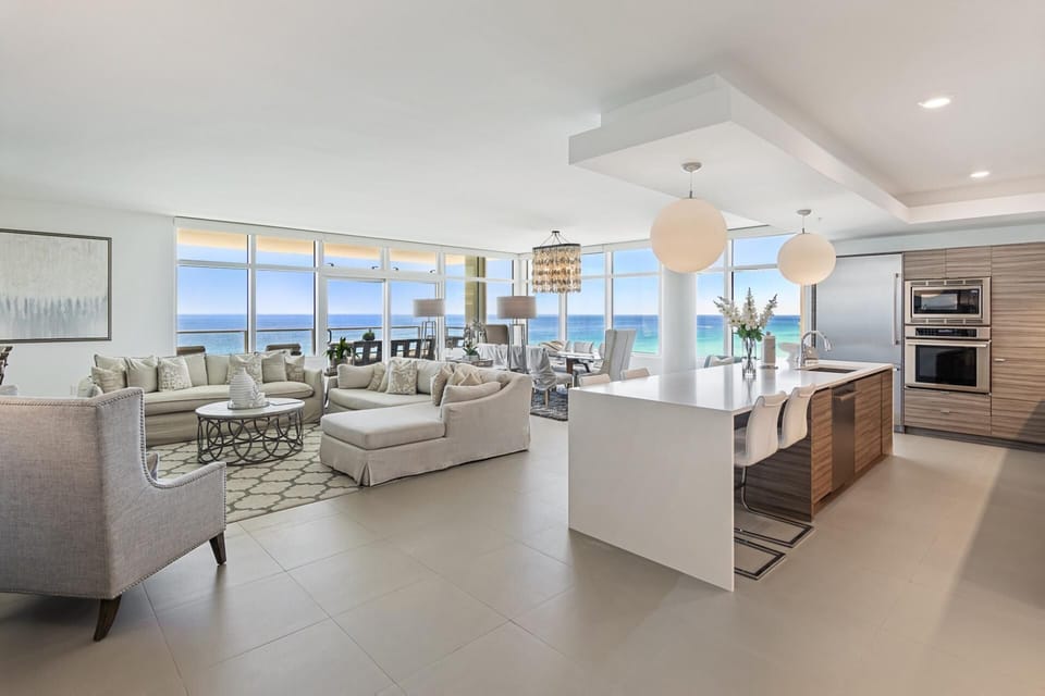  Kitchen & Living Area