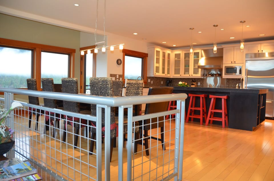 Gourmet Kitchen, Huge Prep Island with Sink