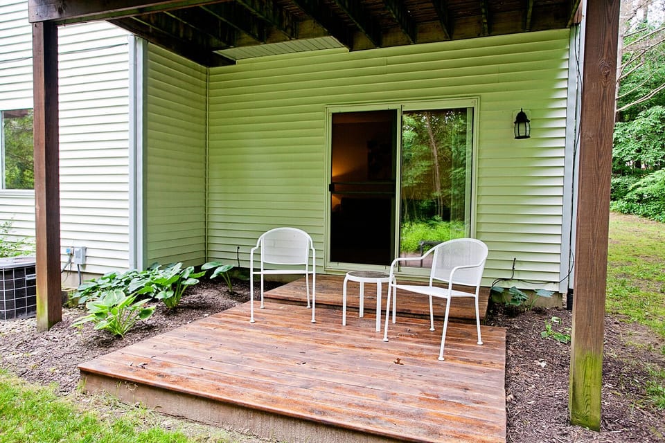 Lower Deck, Anna's Place