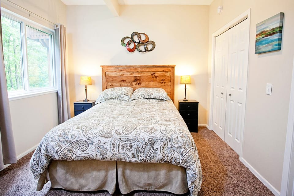 Spare Bedroom Queen Bed, Lower Level Anna's Place