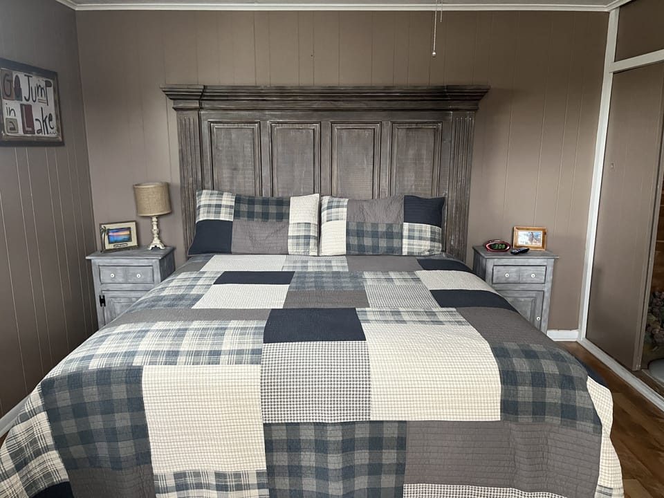 King bed bedroom